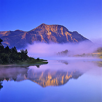 反射,山峦,水中,瓦特顿湖,瓦特顿湖国家公园,艾伯塔省,加拿大