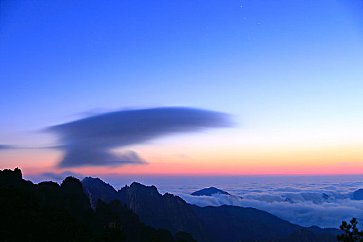 夕阳下的黄山西海大峡谷云海