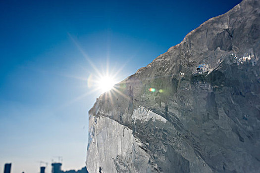 12月3日上午,哈尔滨冰雪大世界第3界采冰节,在松花江冰面上举行,现场有许多市民与游客前来观看的同时,与此同时,第十九届哈尔滨冰雪大世界的建筑期也拉开序幕