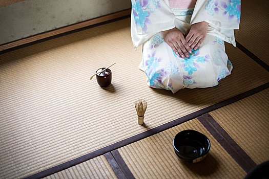 俯拍,日本人,女人,穿,传统,白色,和服,蓝色,花饰,跪着,榻榻米,正面,器具,搅拌器,茶道