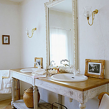简单,盥洗盆,两个,盆,白色,框架,光亮,镜子,浴室,郊区住宅