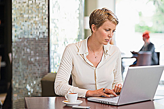 职业女性,工作,笔记本电脑,餐馆