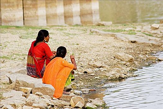 两个女人,坐,河,斋沙默尔,拉贾斯坦邦,印度