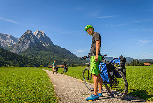 骑车,自行车,旅游,站立,自行车道,靠近,山地车,背影,楚格峰,穿过,阿尔卑斯山,加米施帕藤基兴,上巴伐利亚,巴伐利亚,德国,欧洲