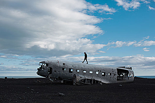 侧面视角,中年,男人,走,上面,飞机,残骸,火山地貌,冰岛