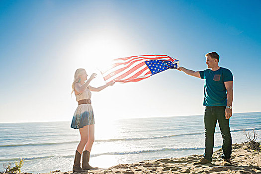 年轻,情侣,海岸,拿着,向上,美国国旗,松树,圣地亚哥,加利福尼亚,美国