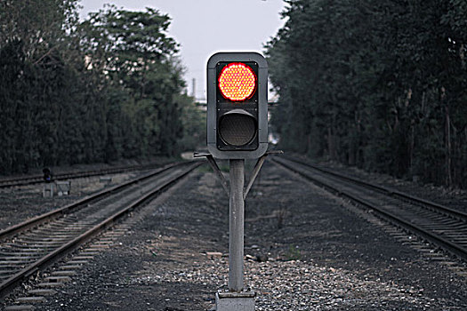 两条铁轨中间的指示灯