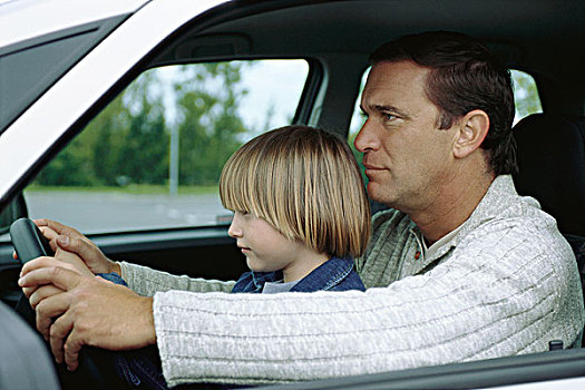 男人,驾驶,汽车,孩子,儿子,倚在膝上,拿着,方向盘