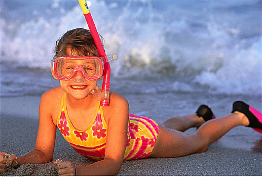女孩,肖像,泳衣,躺着,海滩,戴着,通气管,护目镜