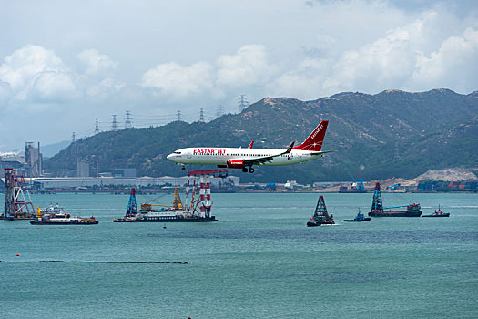 一架韩国易斯达航空的客机正降落在香港国际机场