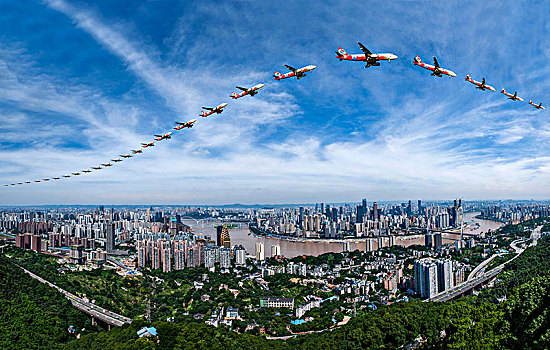 重庆航空的飞机正飞越重庆市上空