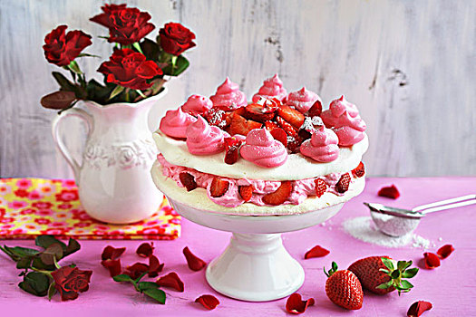 蛋白饼糕,奶油,草莓,玫瑰花瓣,点心架,正面,花瓶,红玫瑰