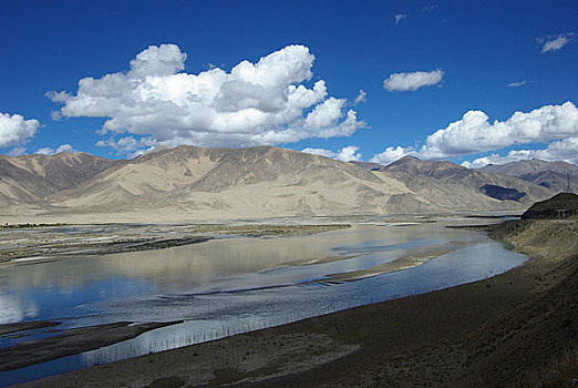 西藏羊湖后风光