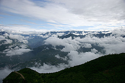 巫溪云台山云雾缭绕下的群山