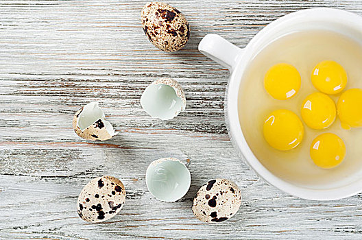 鹌鹑蛋,蛋黄,白色,盘子,木质背景,俯视