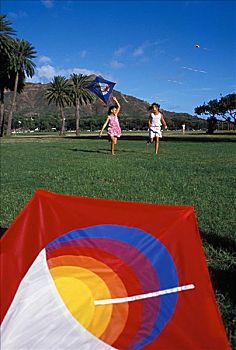 夏威夷,瓦胡岛,两个女孩,享受,放风筝,卡皮奥拉妮,公园