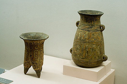 内蒙古博物馆陈列青铜时代彩绘陶鬲