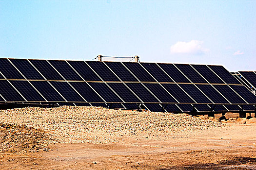 沙漠中的太阳能发电场