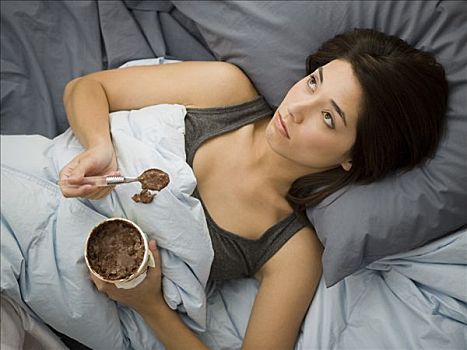 女人,躺下,床上,溢出,巧克力冰淇淋,毯子