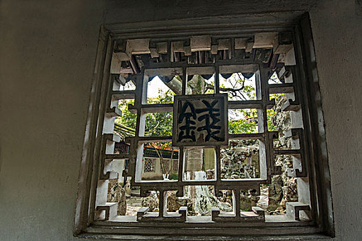 吴江市同里古镇退思园长廊墙上镂空雕刻图案