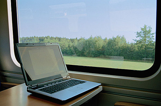 笔记本电脑,桌上,客运列车