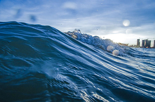 海浪,浪花,波浪,水浪,波纹,浪潮,浪,海洋,大海,海,海水,海平面,起伏,波幅,水,溅,蓝色,深蓝,冷色,移动,动感,流动,流线,纯,特写,蓝天,白云