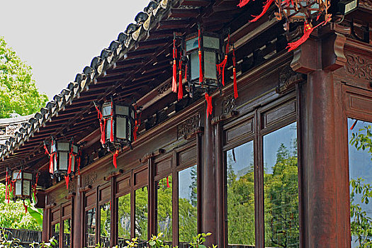 上海豫园古典园林屋檐与灯笼