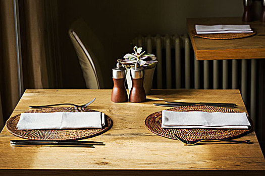 木桌子,餐垫,餐巾,餐具,餐馆