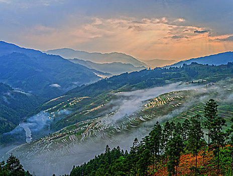 瑶池仙境云雾里的从江梯田