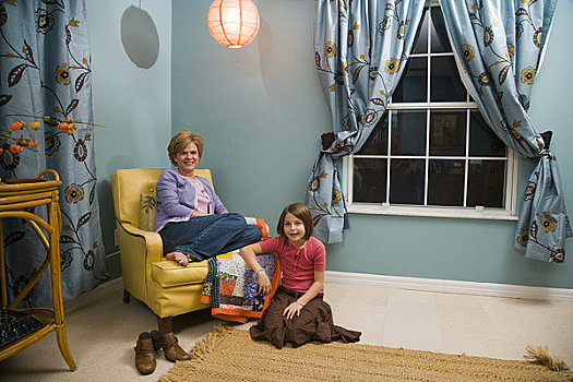 肖像,母女,坐,一起,客厅