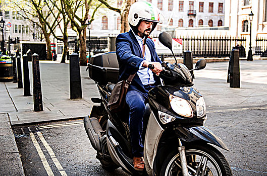 商务人士,摩托车,伦敦,英国