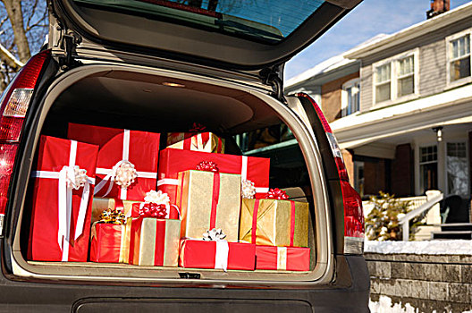汽车,站立,私家车道,靠近,房子,满,圣诞节,礼物