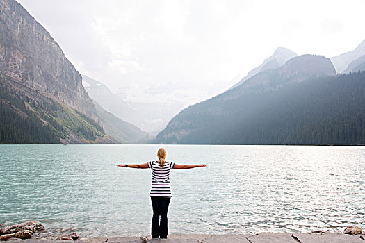 女人,站立,正面,湖,加拿大