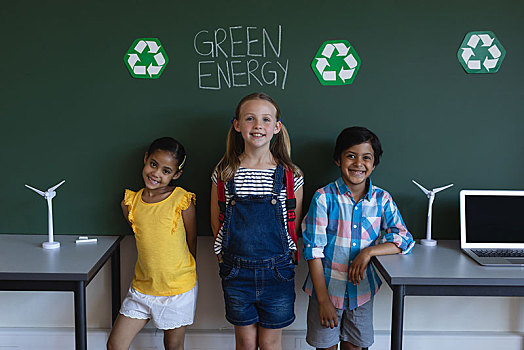 微笑,小学生,站立,清洁能源,黑板,教室