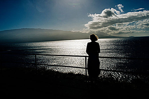 剪影,老年,女人,向外看,海洋,毛伊岛,夏威夷
