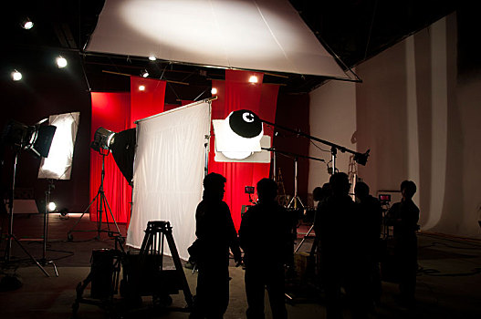 电影及广告片场,摄影棚内专业的摄影机及工作人员