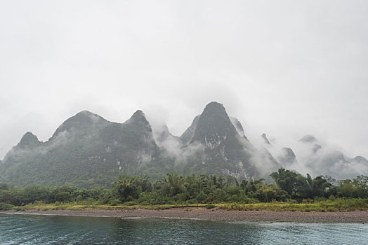 烟雨中的中国桂林漓江山水风光