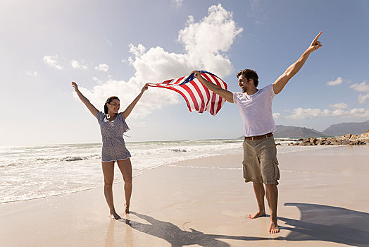 高兴,年轻,情侣,伸展胳膊,拿着,美国国旗,海滩