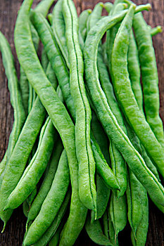 有机绿色蔬菜菜豆,是素食主义者健康重要维生素,豆子在原木桌面上
