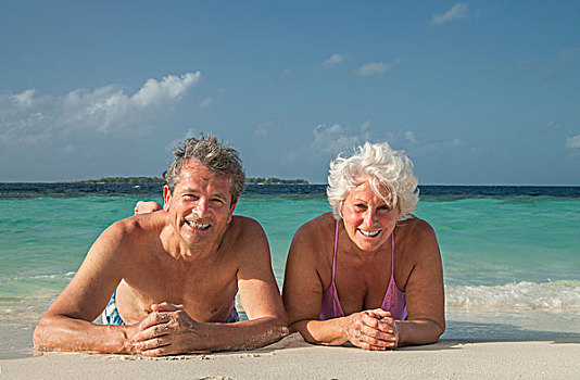 老年,夫妻,躺着,海滩,马尔代夫