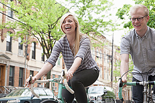 年轻,情侣,笑,骑自行车,街道