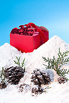 堆积的雪山形象与圣诞节日礼物