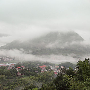 晨雾中的桐庐山村