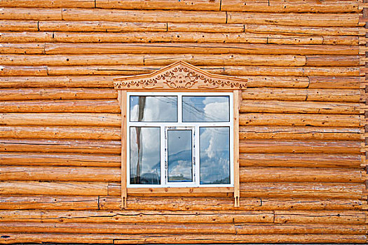 内蒙古呼伦贝尔额尔古纳恩和镇别致的农家小木屋门窗