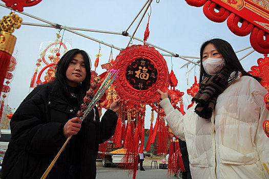 山东省日照市,农村大集年味儿浓,春联福字成了抢手货