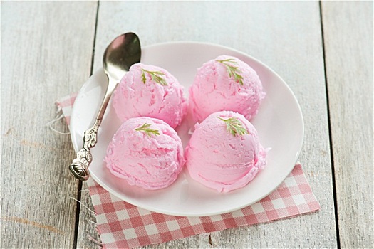 草莓冰激凌,盘子