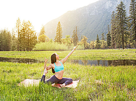 女人,练习,瑜伽姿势,湖,优胜美地国家公园,加利福尼亚,美国