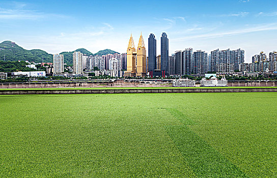 草坪和城市天际线