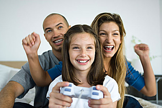 女孩,玩,电子游戏,父母,看,欢呼