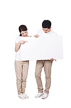 一个青年男人和一个青年女人拿着白色纸板